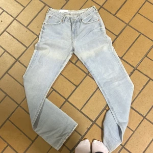 Mid Waist jeans  - Low straight, mid waist och straight leg jeans. Strl 26/32 super fina men har tyvärr inte kommit till användning. Endast provade, lappen finns kvar.