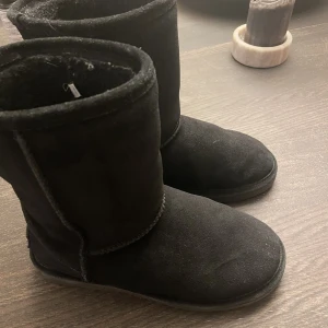 Svarta uggs - Uggs liknande fodrade vinterskor från Face. Använda en vinter och i bra skick. Säljer då dessa blev för små för mig. Nypris: 900kr❤️