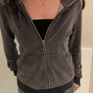 Juicy Couture - Vintage Juicy Couture grå kofta i storlek M men jag kan säga att de passar oxkså S elr XS. Den är inte använd så mycket så den ser ut som ny!