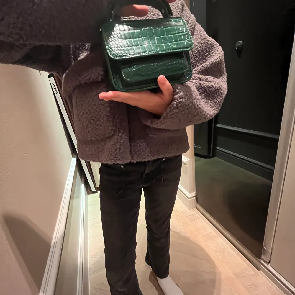 Säljer denna coola gröna väska som inte går att köpa längre, fick av en kompis så vet inte riktigt vart den e ifrån🩷🩷. Väskor.