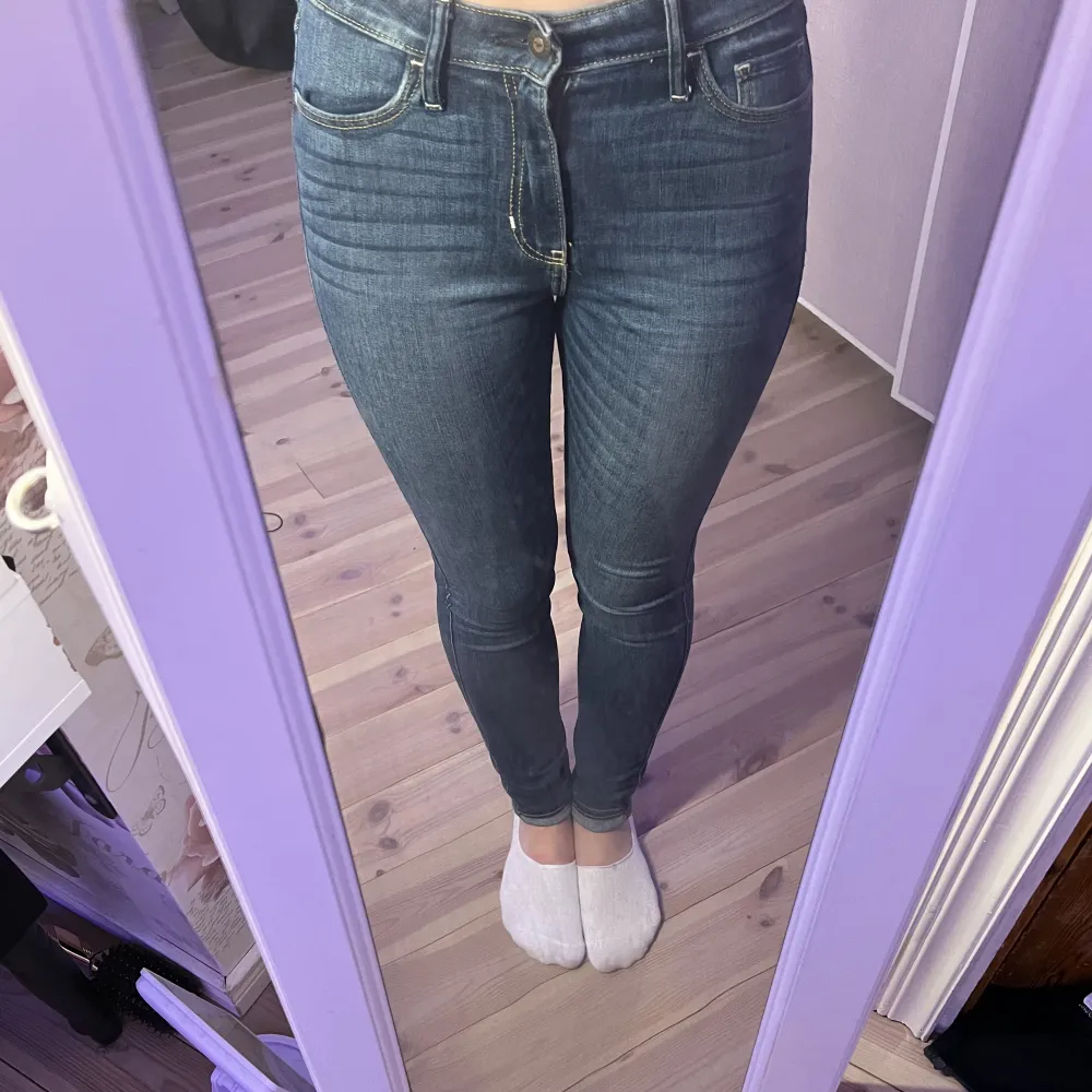 Svin snygga lågmidjade jeans, knappt använda och inprinsip i nyskick. Jag själv är 1,68cm och de sitter bra på mig. . Jeans & Byxor.