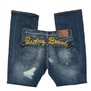 spellout/broderade replay jeans - säljer dessa feta vintage spellout replay jeans! jeansen är i fin skick. om du har fragor sa är det bara att kontakta mig.