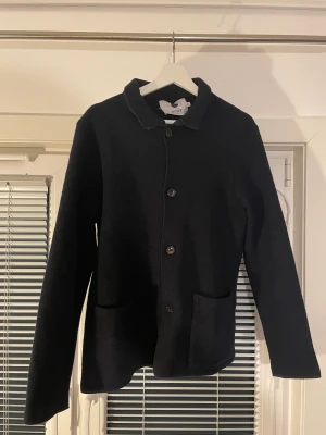 Svart overshirt - Här säljer jag en super fin och schysst overshirt från märket NN07. Den är använd men fortfarande i ett gott skick. Inga defekter på overshirten. Det är en storlek XL men passar mindre. Priset ej hugget i sten Mvh Yakub.