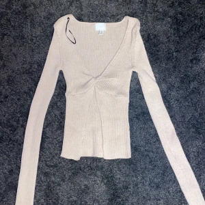 Beige tröja H&M - Beiga ribbad topp från H&M som liknar design by si toppen, tyvärr lite för liten för mig som man ser på bilden därav kommer den inte till användning 💓 helt i nyskick! 