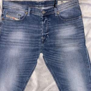 Nya oanvända ljusblåa jeans
