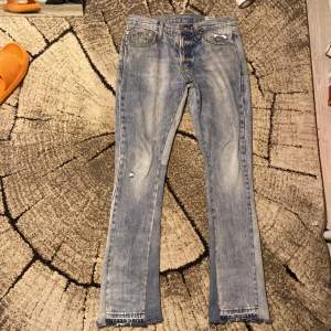 Säljer dessa flared jeans från märket Mnml. Skick 9/10. Skriv järna vid minsta lilla fundering!