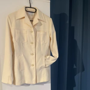 Hennes collection kavaj  - Hennes collection kavaj, i bra skick. Sparsamt använd.  Säljes i befintligt skick. Frakt tillkommer <3