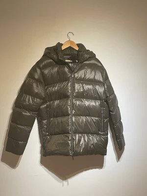 Snoot vinterjacka  - Säljer en helt ny Snoot jacka, lappen finns kvar alltså aldrig använd.  Nypris 4999kr, säljer nu för 3200. Storlek Xl 