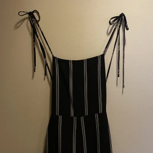 Jumpsuit från Forever 21 i storlek S - En jättefin svartvit-randig jumpsuit från Forever 21 i storlek S. Köpt i en av deras butiker i USA för några år sedan. Skriv gärna för fler bilder!