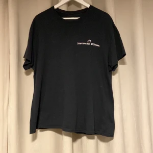 Street T-Shirt - Hej! Säljer denna feta tröja från Jean Michael Basquiat som är köpt för 450kr. Säljer pga att den är för liten för mig! Den är i fint skick. PM vid frågor😇