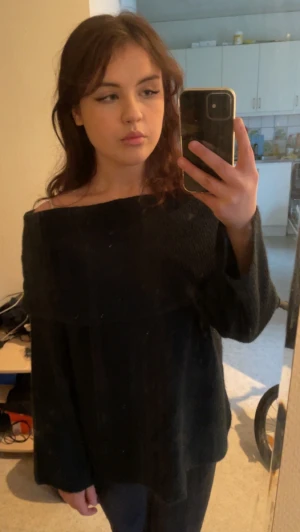 Stickad off-shoulder tröja - Säljer min endast provade stickade tröja. Köpte den för ca en vecka sen. Säljer den då den är för lång på mig:( ❤️ INKLUSIVE FRAKT. Mötas upp=100kr:) sticks inte! väldigt mysig och en fin mörkgrön färg. Kan skicka mer bilder. Postbevis skickas även❤️