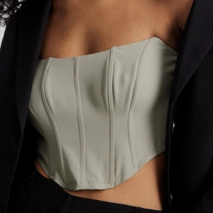 supersöt - supersöt grön/ grå korset liknande topp frän moa mattsons kollektion med nakd❣️❣️