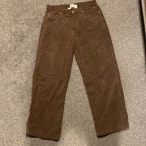 BDG Manchester Byxor - Hej! Säljer dessa baggy BDG Manchester byxor från UO, köpta för 800kr. Dem är i väldigt fint skick! PM vid frågor😇