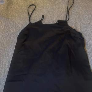 Säljer en svart klänning med öppen rygg, vet inte ej vart den kommer ifrån eller storlek. Den sitter bra på mig som är 165, skulle nog tro att de är xs/s. Meddela om ni har några funderingar 💞💞