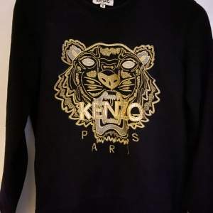 En kenzo tröja, är använd men i bra skick. Storlek M men är som en S 