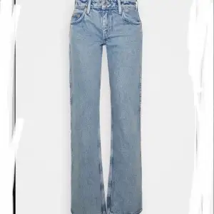 populära jeans från weekday i modellen arrow low, dom är låhmidjade och i ljus tvätt⭐️ dom absolut skönaste jeansen jag haft!! nypris 500