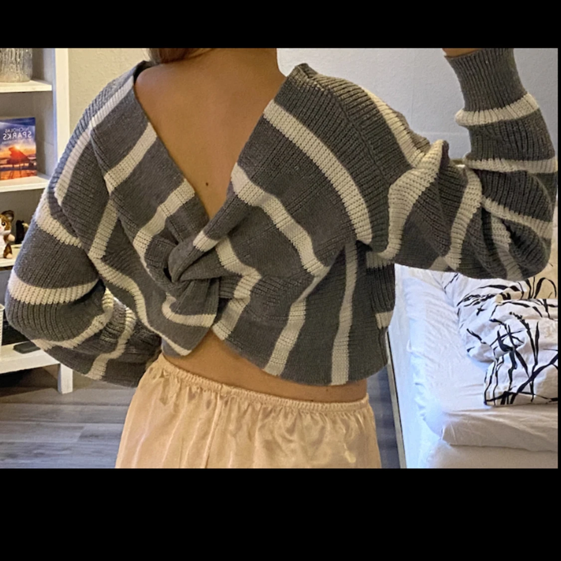 Varm stickad tröja med knut i ryggen - 91