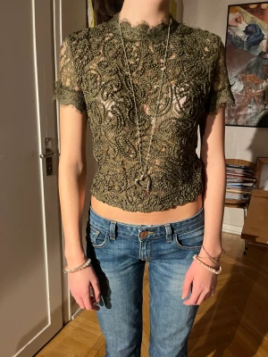 Spets topp  - Super fin och trendig spets topp från zara. Aldrig använd 