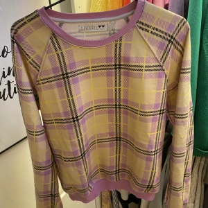 Tunn rutig tröja - Fin tröja från junkyard. Fint skick!