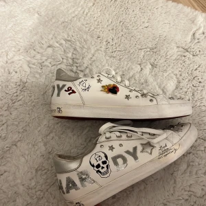 Ed hardy skor - Säljer mina Ed Hardy skor då dom inte kommer till användning längre, köpt för 1300kr med säljer för 500kr, pris kan diskuteras💕
