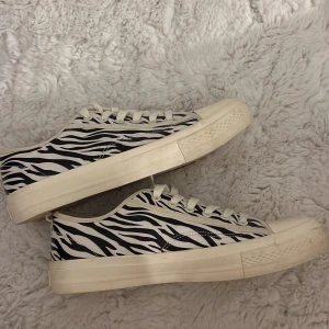 Skor - Zebra skor från NA-KD💕