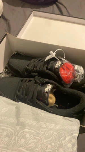 Low Phantoms  - Ville bara lägga upp så jag kan få poäng säljer de inte ännu men ni kan självklart observera och skriva om ni vill,