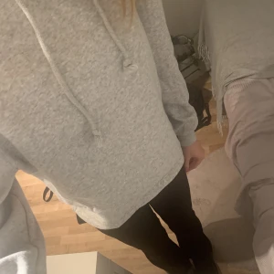 Grå hoodie - Jättefin grå hoodie, bra skick💓 Storlek s men skulle säga att den passar en xs också 
