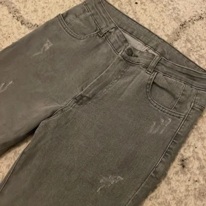 jeans - säljer dessa super vackra bootcut jeans som jag har köpt utomlands denna höstlov. dessa är i så bekväm material och är midrise. tillhäver fina former. Fler bilder? kom privat😊💕