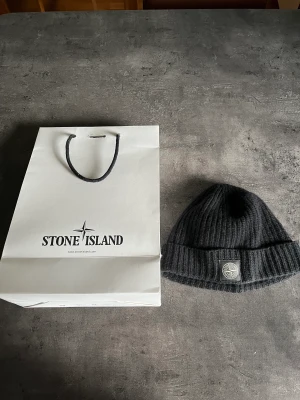 Stone island mössa - Säljer nu min snygga stone island mössa i perfekt skick. Mössan är köpt på stone island butiken i stockholm och är helt oanvänd. Vid frågor och funderingar är det bara att höra av sig. Kvitto finns 👏