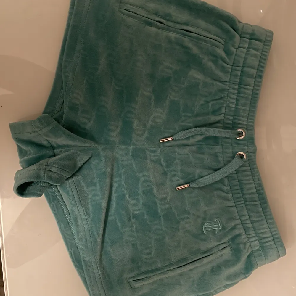 Turkosa Juicy couture shorts. Fint skick och alla stenar sitter kvar.  Har ett likadant linne och dom kan säljas till paketpris. . Shorts.