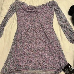 Off shoulder klänning - Blommig Off shoulder klänning från Nelly Storlek M Aldrig använd 