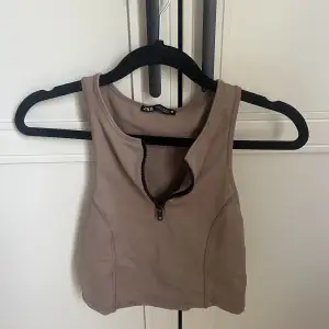 Beige/brun tränings topp från Zara med zip! Jätteskön! 