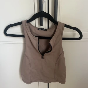 Träningstopp - Beige/brun tränings topp från Zara med zip! Jätteskön! 