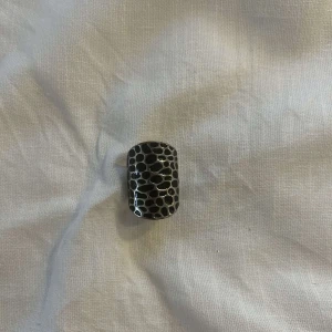 Ring - Svart prickig ring 