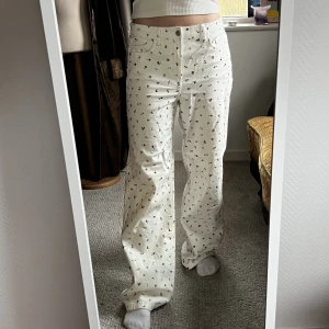 Jeans Kappahl  - Blommönstrade Jeans från Kappahl. Säljer då de blivit för stora. 