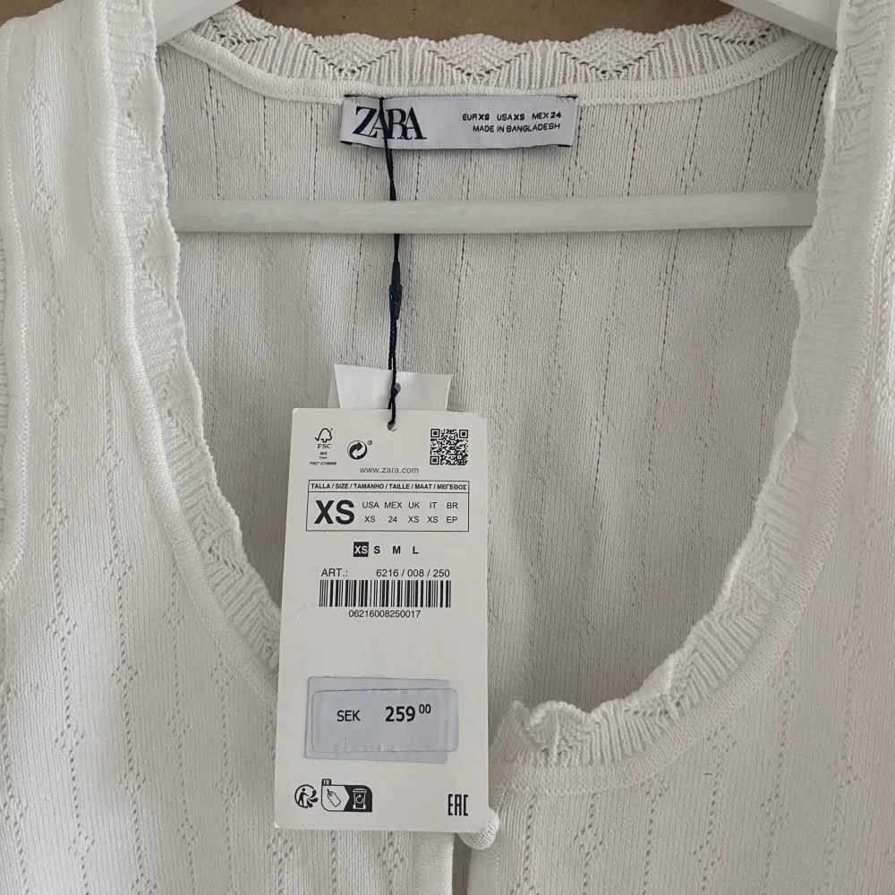Säljer detta populära linne från Zara, helt oanvänd! . Toppar.