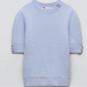Stickad tröja - Läs bio! Bild 2 är lånad av hon jag köpte av! Blå stickad t shirt från Zara med söta detaljer💗 Säljer då jag aldrig använder den💗