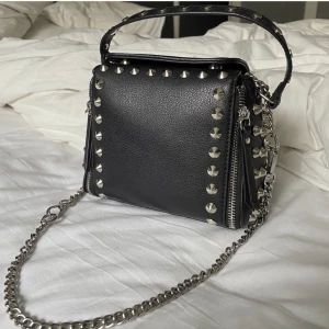 Zara väska  - Säljer min populära nit-väska från zara. Superfint skick!🤗🤗