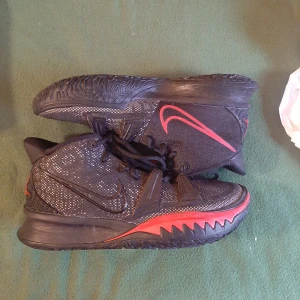 Kyrie 7  - Skick 9/10  Öppen till alla frågor och pris diskussioner. Säljs billigt pga av storleken.