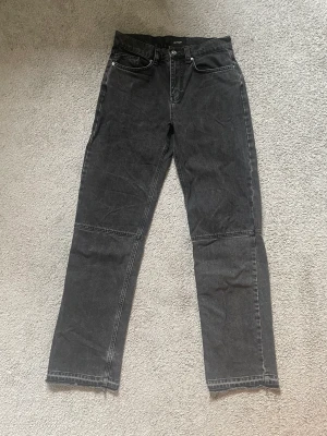 Axel Arigato Jeans - Köpta för 1850 på NK i Göteborg. Är typ som 32 i längd