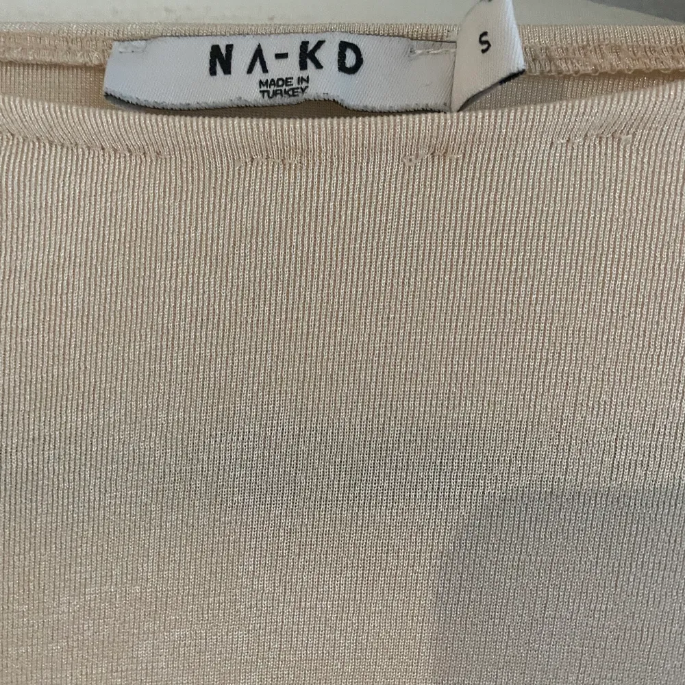 Långärmad topp från NAKD. Beige. Öppen rygg detalj🥰🫶🏽. Toppar.