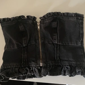 Jeans korsett  - Säljer en super cool jeans korsett som tyvärr var för liten. Toppen är i storlek 36, prislappen är kvar och den är oanvänd. 