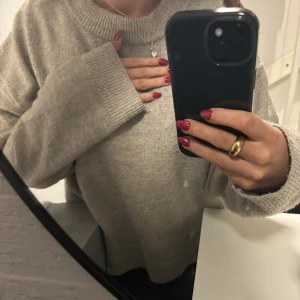 Stickad tröja❤️ - En fin stickad tröja från hm🩷säljer pga av att jag har en dubblett av denna tröja!