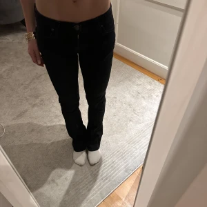 Lee jeans - Perfekta svarta utsvängda lågmidjade jeansen!😍 Midjemått: 36 cm Innerbenslängd: 76 cm Jag är 161 cm❤️