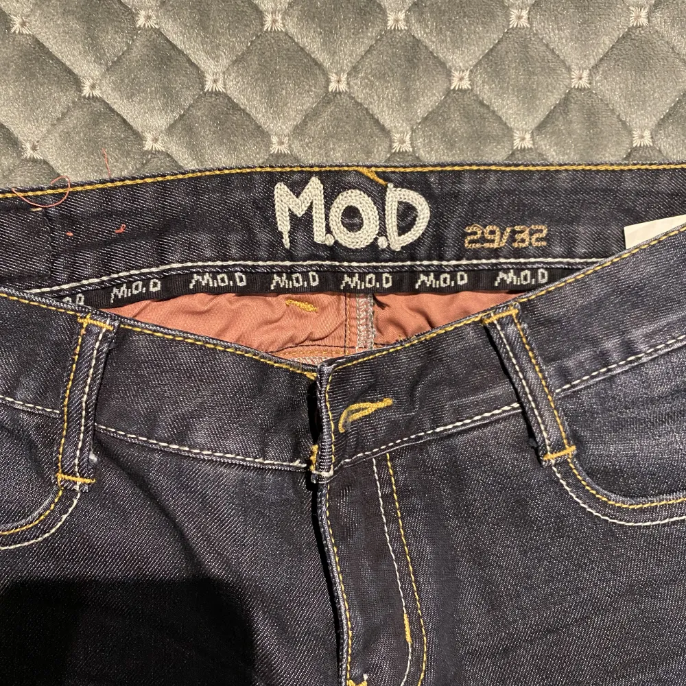 Säljer dessa AS balla lågmidjade jeans från M.O.D i strl 29/32, aldrig använda eftersom beställde de i fel strl🌶️. Jeans & Byxor.