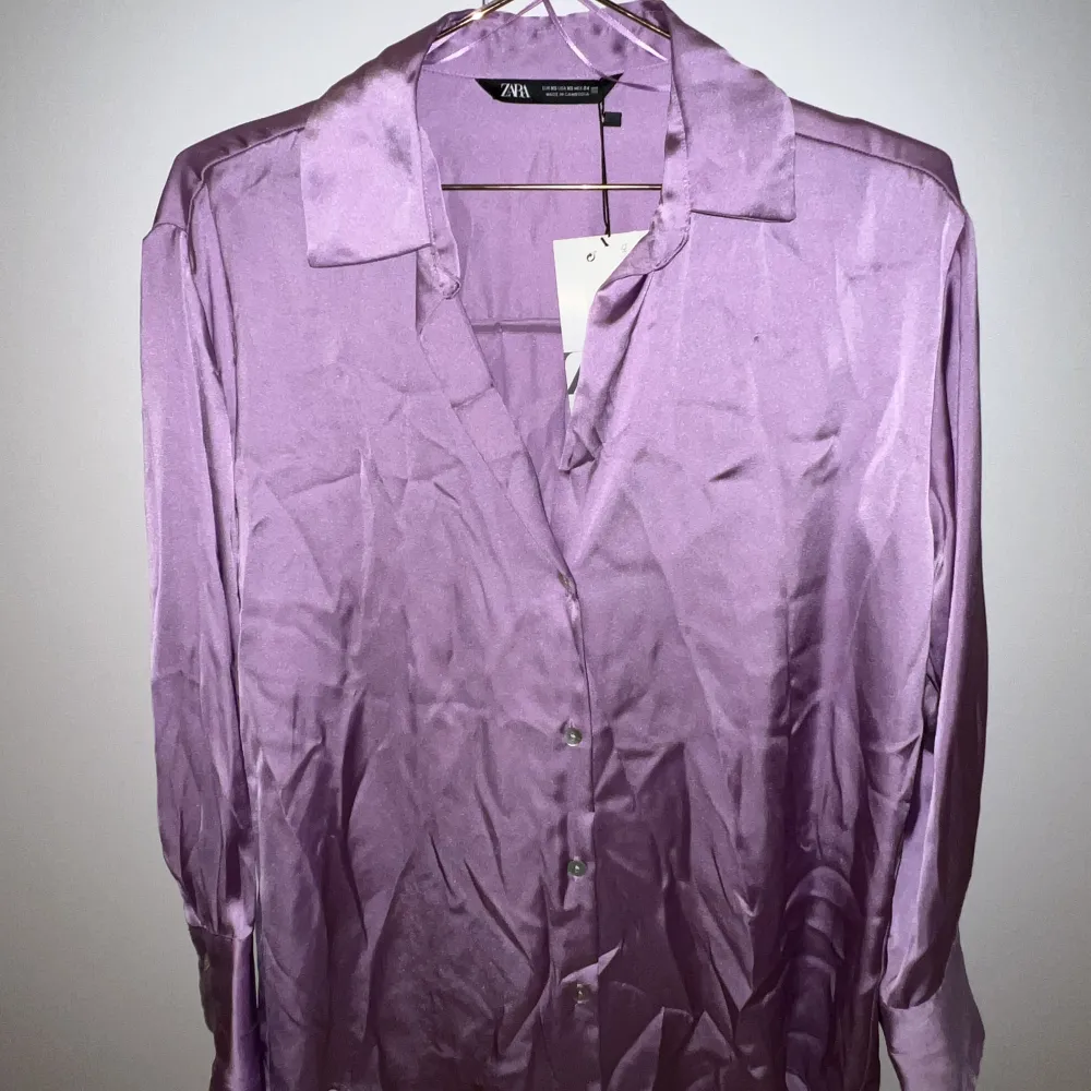 Jätteskön, stilig och festlig skjorta från ZARA i färgen lilac  Helt oanvänd med prislapp kvar. Skjortor.