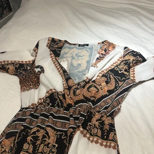 Lång klänning  - Helt ny långklänning från boohoo