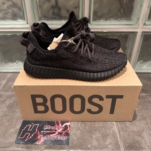 Yeezy 350 V1 Pirate Black - 42, all og, DSWT 2499kr  Tveka inte på att skriva för frågor eller funderingar!😁