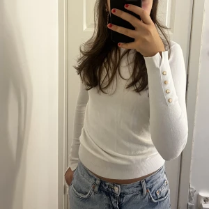 Zara tröja  - Säljer min vita stickade tröja från zara med guld knappar på armarna. Säljer pga att den inte längre kommer till användning💕
