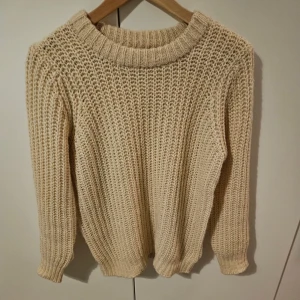 Stickad tröja  - Varm Stickad tröja från Saint tropez. Enbart testat 81% Akryl, 19% Polyester Färgen creme 